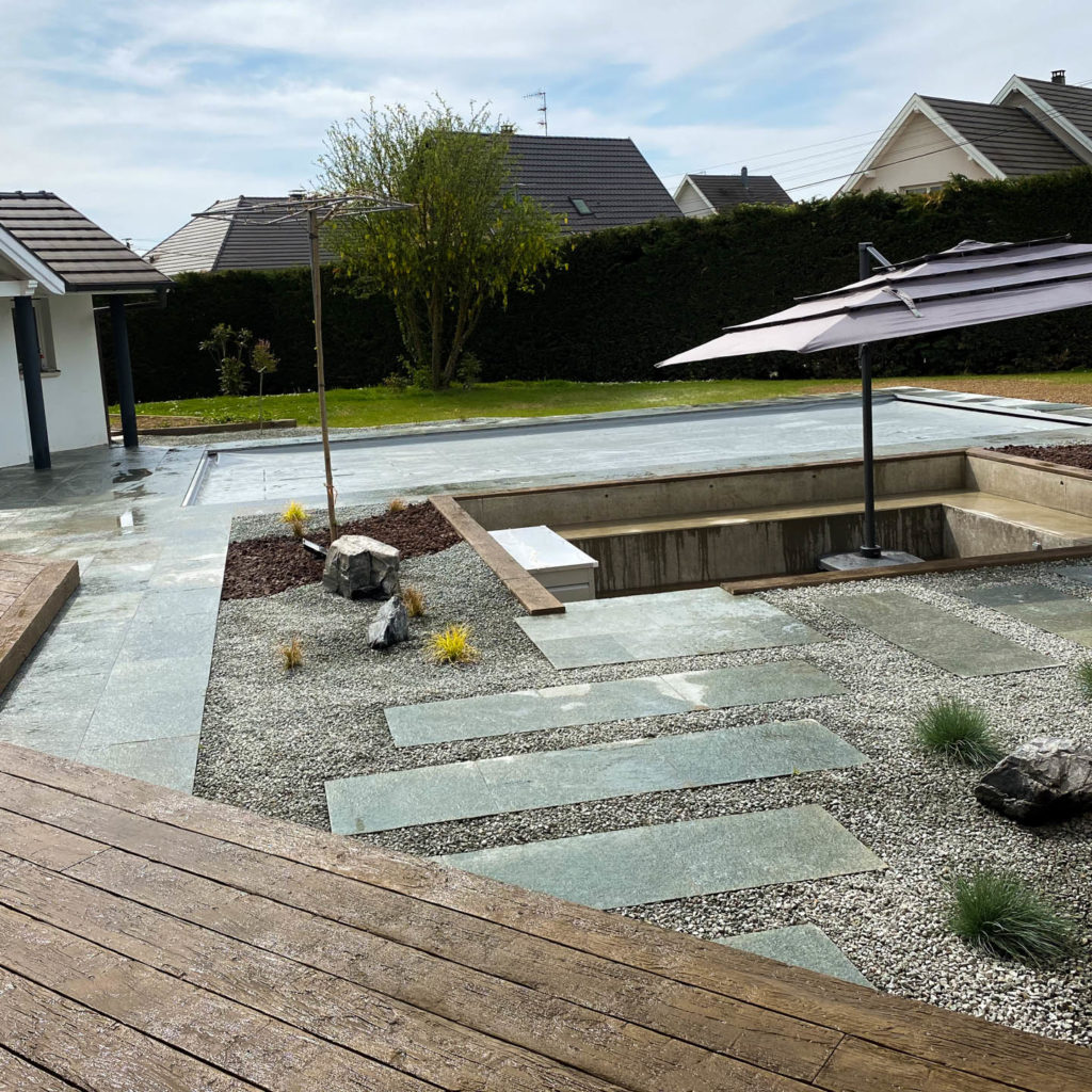 Espace détente ultime : Terrasse et piscine à Wittelsheim par un paysagiste expert