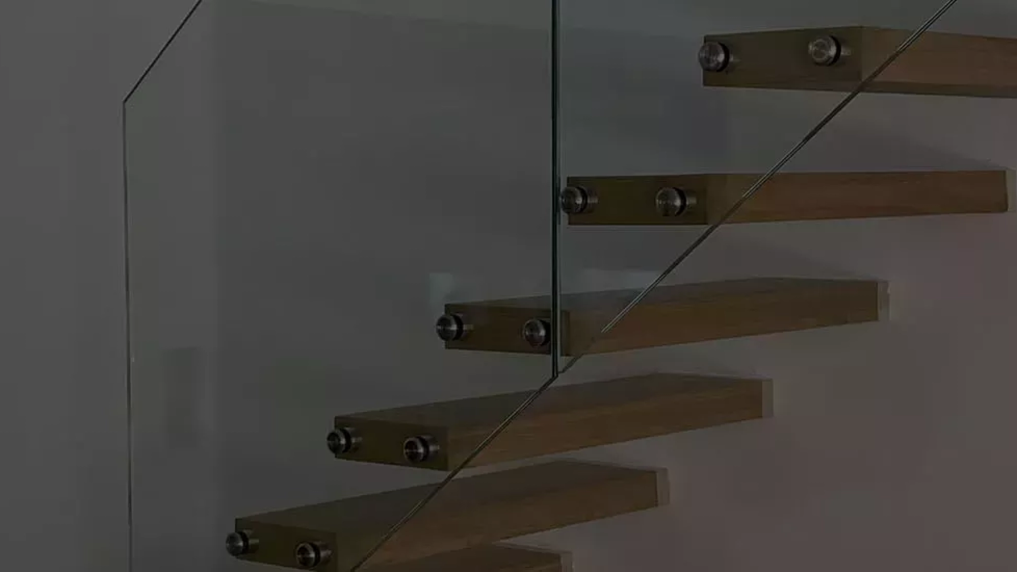 Escalier suspendu à Mulhouse pour un design moderne et épuré