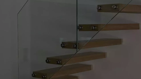 Escalier suspendu à Mulhouse pour un design moderne et épuré
