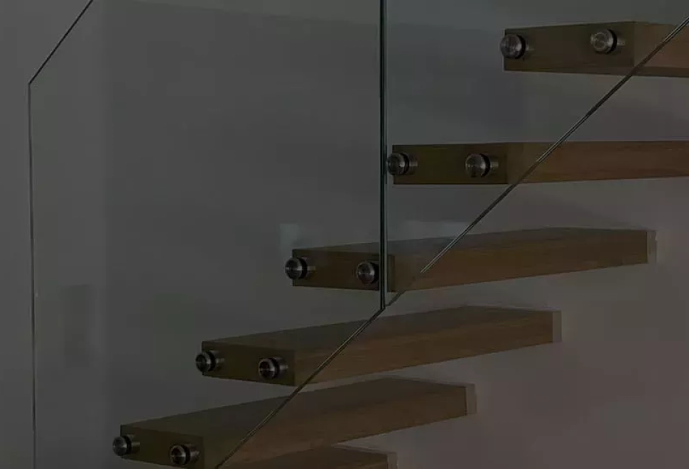 Escalier suspendu à Mulhouse pour un design moderne et épuré