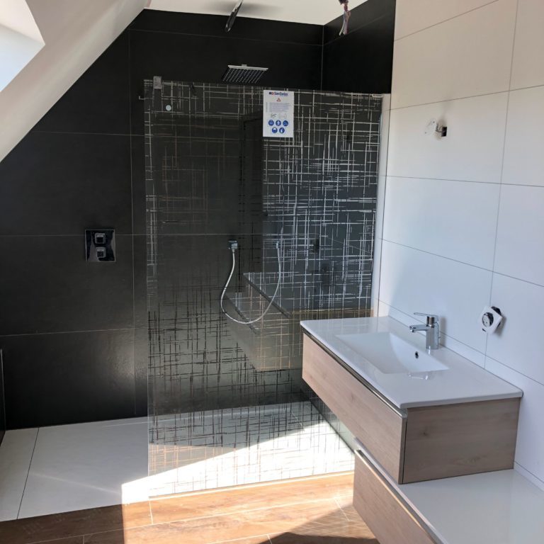 Rénovation complète de salle de bain : douche, toilette et vasque modernisées
