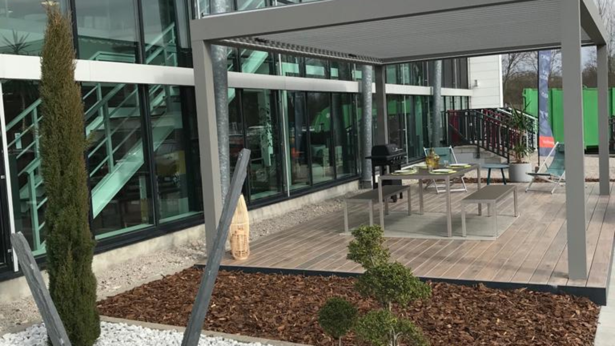 Terrasse DEX sur sol stabilisé avec revêtement Dex et bandeau aluminium