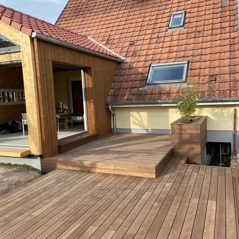 Terrasse en Thermofrêne et Bardage Thermopin : Extension Moderne à Lauterbourg