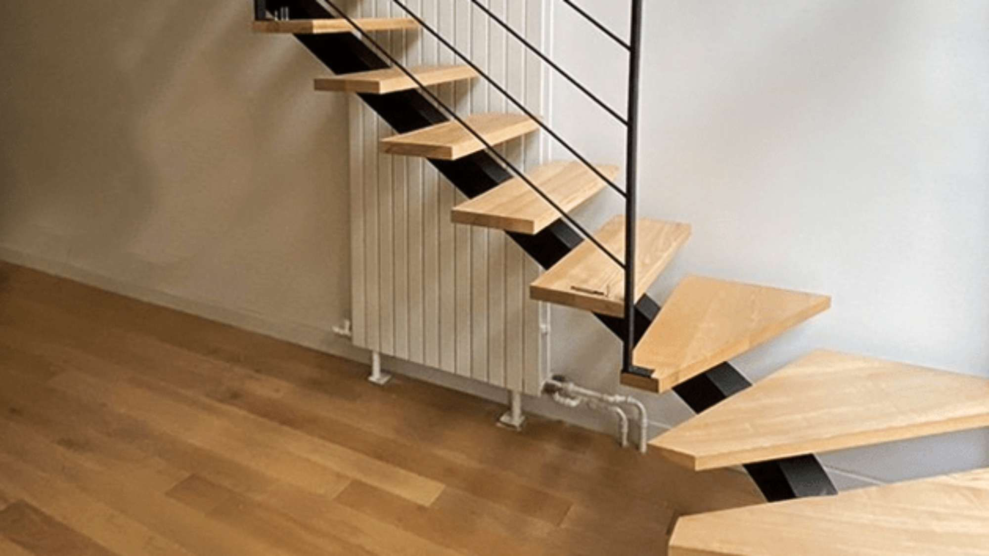 Création d'escaliers quart tournant sur mesure avec limon central design
