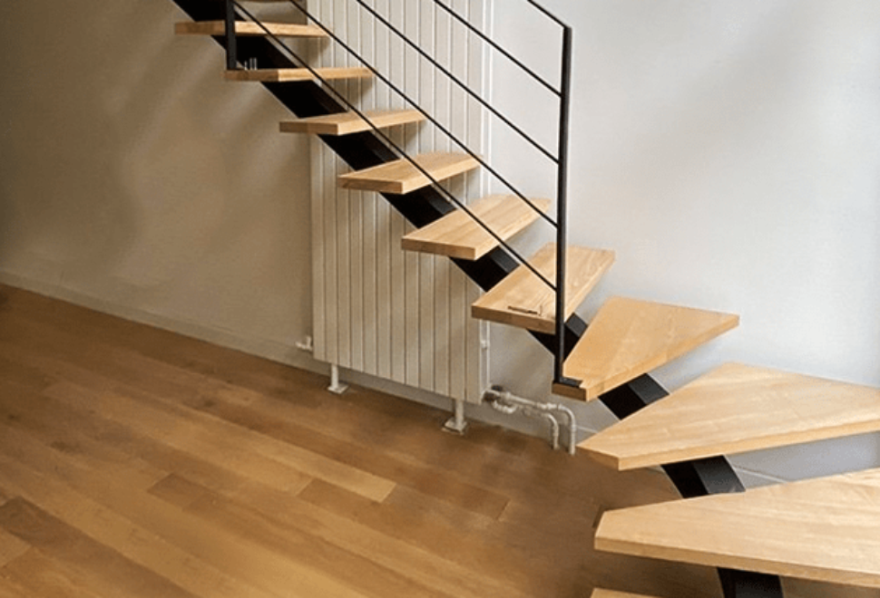 Création d'escaliers quart tournant sur mesure avec limon central design
